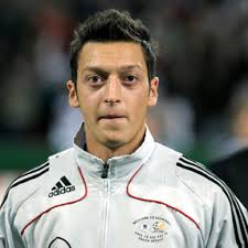 Mesut Özil Hayatı Hakkında Kısa Bilgiler (d. 15 Ekim 1988, Gelsenkirchen), Oyun Kurucu mevkinde forma giyen Türk asıllı Alman futbolcu. - mesut-ozil-kimdir