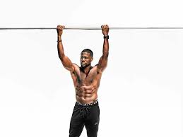 Kevin Hart shows off his shredded core ...