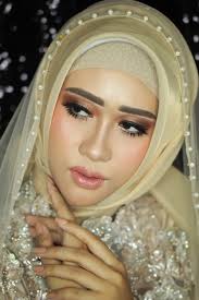 muslim bride model with natural makeup