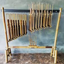 Angklung merupakan alat musik yang terbuat dari bambu dan dimainkan dengan cara digoyangkan. Kesenian Alat Musik Tradisional Angklung Minews Id