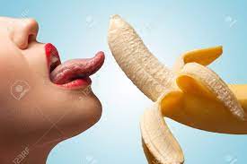 半分皮をむいたの黄色のバナナをなめる熱い女の子の顔。の写真素材・画像素材 Image 27052097
