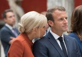 Fransızların fransa'nın yeni cumhurbaşkanı emmanuel macron'un kendisinden 25 yaş küçük eşine verdikleri isim. Brigitte Macron Selon Un Proche Du Couple La Jeune Garde Du President Reve Qu Elle Meure Valeurs Actuelles