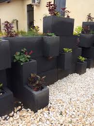 Outra vantagem do bloco de concreto é a possibilidade de evitar acabamentos, como reboco e até mesmo pintura. Jardim De Blocos De Concreto