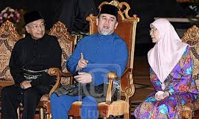 Image result for agong,dr.m dan wan azizah semasa angkat sumpah