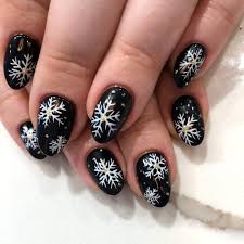 sydne style shows snowflake nail art