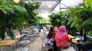 Tempat pariwisata kebun coklat balong bendo : Haya Zone Kuliner Krian Cafe Kebun Coklat