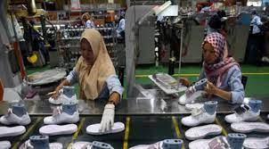 Salah satunya adalah menjadi pekerja atau karyawan pabrik swasta. Pabrik Sepatu Merek Terkenal Di Tangerang Bangkrut Ribuan Pegawai Di Phk