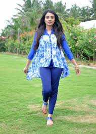 Beauty Galore HD : Nikitha Narayan In Blue Jeans Photoshoot In The Park
