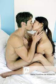 Nackt Paar im Bett, küssen