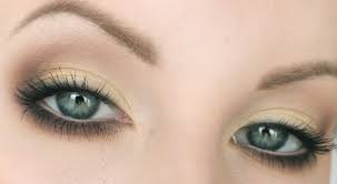 make up that enlarges the eyes