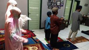 Sholat tarawih sendiri di rumah cukup dikerjakan sebanyak 11 rakaat. Niat Dan Tata Cara Shalat Tarawih Sendiri Di Rumah Lengkap Doa Kamilin Selama Ramadhan 2020 Surya
