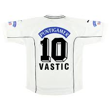 Das weiße auswärtstrikot wird von zwei schwarzen, vertikalen streifen geschmückt. 1999 00 Sturm Graz Heimtrikot Match Issue Vastic 10 Xl Zu Verkaufen