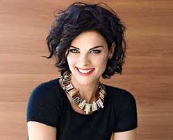 The jaw is narrower than the cheekbones. 10 Super Short Curly Hairstyles For Oval Faces Short Hairstyles Haircuts 2019 2020