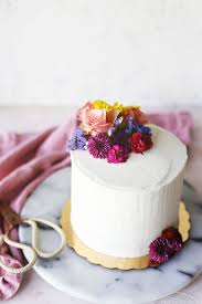 how to decorate a cake with flowers