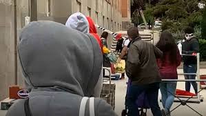 Esto no es Venezuela, es Aluche": largas colas para obtener una bolsa de  comida en Madrid