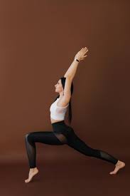 yoga asana anjaneyasana praktiziert