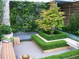 Sebaiknya, tempatkan tanaman dengan daun dan bunga berona cerah untuk menciptakan mood menyenangkan di pagi hari. 65 Desain Taman Depan Rumah Mungil Minimalis Desainrumahnya Com