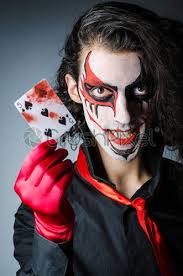 clown maléfique avec des cartes dans la