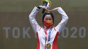 China's yang qian shows her gold medal after winning the women's 10m air rifle and becoming the first champion of the tokyo olympics. Tokyo Olympics China Off To Strong Start With Three Gold Medals On First Day
