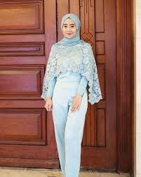 Para hijabers pun dapat tampil glamour mengenakan atasan dengan aksen draperi. 14 Model Setelan Celana Untuk Kondangan Tampil Formal Nggak Harus Pakai Gaun Atau Kain Batik Kan