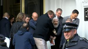 Assange hatte sich im juni 2012 in die ecuadorianische botschaft in london geflüchtet, um einer verhaftung wegen. London Julian Assange Aus Ecuadorianischer Botschaft Ausgewiesen Und Verhaftet