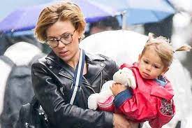 Scarlet has a daughter rose, with former husband romain dauriac. Rose Dorothy Dauriac Is The Daughter Of Scarlett Johansson With Husband Romain Dauriac Scarlett Daughter Was Bor Scarlett Johansson Scarlett Scarlett Johanson