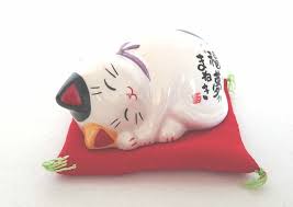 The solid curled up cat is reminiscent of a japanese netsuke. Maneki Neko Japanese Lucky Cat Mino Yaki Sleeping Dreaming Made In Japan Manekinekoai