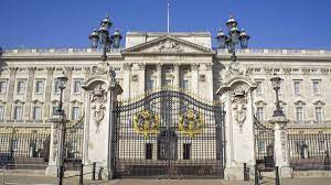 Tourists can visit the royal palace, but it is only open to the public a as well as visiting buckingham palace, the changing of the guard takes place in the forecourt. Buckingham Palace London Tickets Eintrittskarten Getyourguide Com