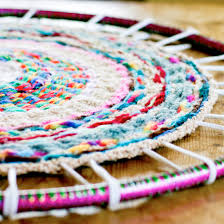 finger knittting hula hoop rug