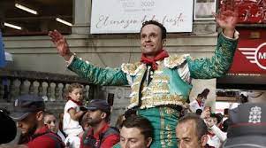 Puerta grande a Ferrera por su esfuerzo ante seis descastados miuras en  Pamplona