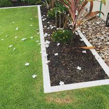 Find 37 practical, affordable and good looking landscape garden edging ideas to compliment your lawn and this collection of garden edging ideas will help you define garden borders, highlight an area, add texture and dress up your landscape. The Top 42 Garden Edging Ideas