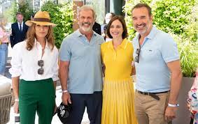 In 1995 he began his first one man show, the same year he met bruno salomone, eric collado, emmanuel joucla and eric massot with whom he created the nous c nous. Very In Love Jean Dujardin And Nathalie Pechalat Meet Mel Gibson At Roland Garros The Limited Times