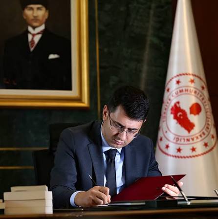 Hakan - İşte Uşak'ın yeni Valisi Serdar Kartal Serdar KARTAL 1983 yılında Balıkesir'de dünyaya geldi. 2003 yılında Ankara Üniversitesi Siyasal Bilgiler Fakültesinden mezun oldu. 2005-2006 yılları arasında İngiltere University of Leicester'da eğitim