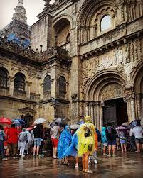Tienda librería Catedral de Santiago / Official Cathedral Bookstore - Esta  #mañana ha estado lloviendo en #Santiago de #Compostela. Los #peregrinos  han venido preparados con #chubasquero y #paraguas. #tiendacatedrals |  Facebook