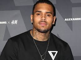 The r&b singer is involved in a lawsuit that alleges that a rapper, known as young lo, sexually assaulted a woman while being. Una Mujer Acusa A Chris Brown De Agresion Sexual E Online Latino Mx