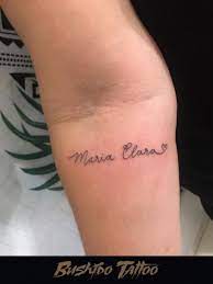 Tatuagem feminina com nome maria clara. Tatuagem Ornamental De Homenagem A Filha Maria Clara Escrita De Nome Com Cora Frases Para Tatuagem Feminina Frases Para Tatuagem Tatuagem Feminina Nomes