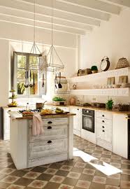 La cocina es el corazón rústico de la casa, con sus vigas vistas, el suelo de barro y unos artesanales muebles de abedul. 50 Cocinas Rusticas Bonitas Con Muebles Vintage Y Mucho Encanto