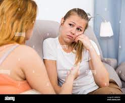 Sad girl parle avec ma copine sur son ex-petit ami à la maison Photo Stock  - Alamy