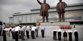 Crianças são induzidas a idolatrar ditadores com oferendas na Coreia do  Norte - Guiame
