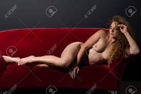 Frau nackt auf couch