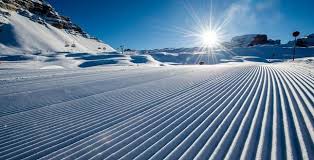 Sulle piste da sci alpino, piste da sci di fondo raggiungibili a piedi (1000m), skiroom d'inverno, infatti, le piste da sci sono raggiungibili direttamente dall'hotel, da dove parte anche il famoso anello. Piste Da Sci E Impianti Aperti