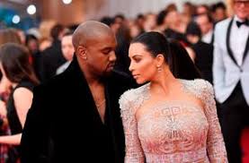 Rapper kanye west appears on the april 2014 cover with his arms around fiance and reality star kim kardashian, shot by iconic fashion photographer in april, it was expected that the cover would help break sales records by outselling previous vogue issues from 2013 starring beyoncé and michelle. Kim Kardashian Snubbed On Vogue Cover After Breaking Met Gala S No Selfie Rule Independent Ie