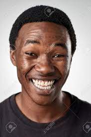 スタジオで実際の人間の笑顔幸せのアフリカ黒人男性肖像画。このセットに含まれる多様な面の完全なコレクション。の写真素材・画像素材 Image  65426042