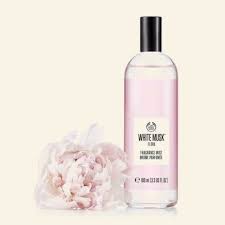 Whether a gift for yourself or a friend, layer with white musk bodycare for added scent. White Musk Flora Bodyspray Dufte The Body Shop The Body Shop