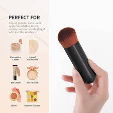 nuzyz makeup brush applying powder