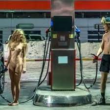 Heiße Blondine nackt an der Tankstelle