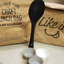 モノトーンgoods ついつい買っちゃうよね お弁当 のカップ カラフルなのもいいんだけど モノトーン見つけたので買っちゃいました あと 自立するお玉 スプーンと クラフト保冷バックも ダイソー ダイソー新商品 daiso daiso 100均 キャンドゥ プ