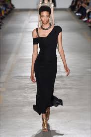 Vediamo insieme le tendenze 2020. Sfilata Roberto Cavalli Milano Collezioni Primavera Estate 2019 Vogue Stili Di Abbigliamento Stile Di Moda Moda Da Passerella