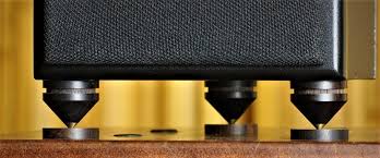 using speaker spikes enhances the sound