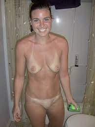 Frau nackt in dusche